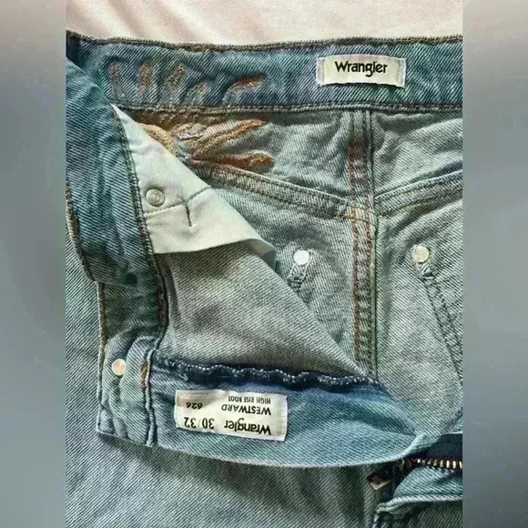 Wrangler Women’s Westward High Rise Boot Cut Jeans 30/32 embroidered sun - Picture 4 of 8